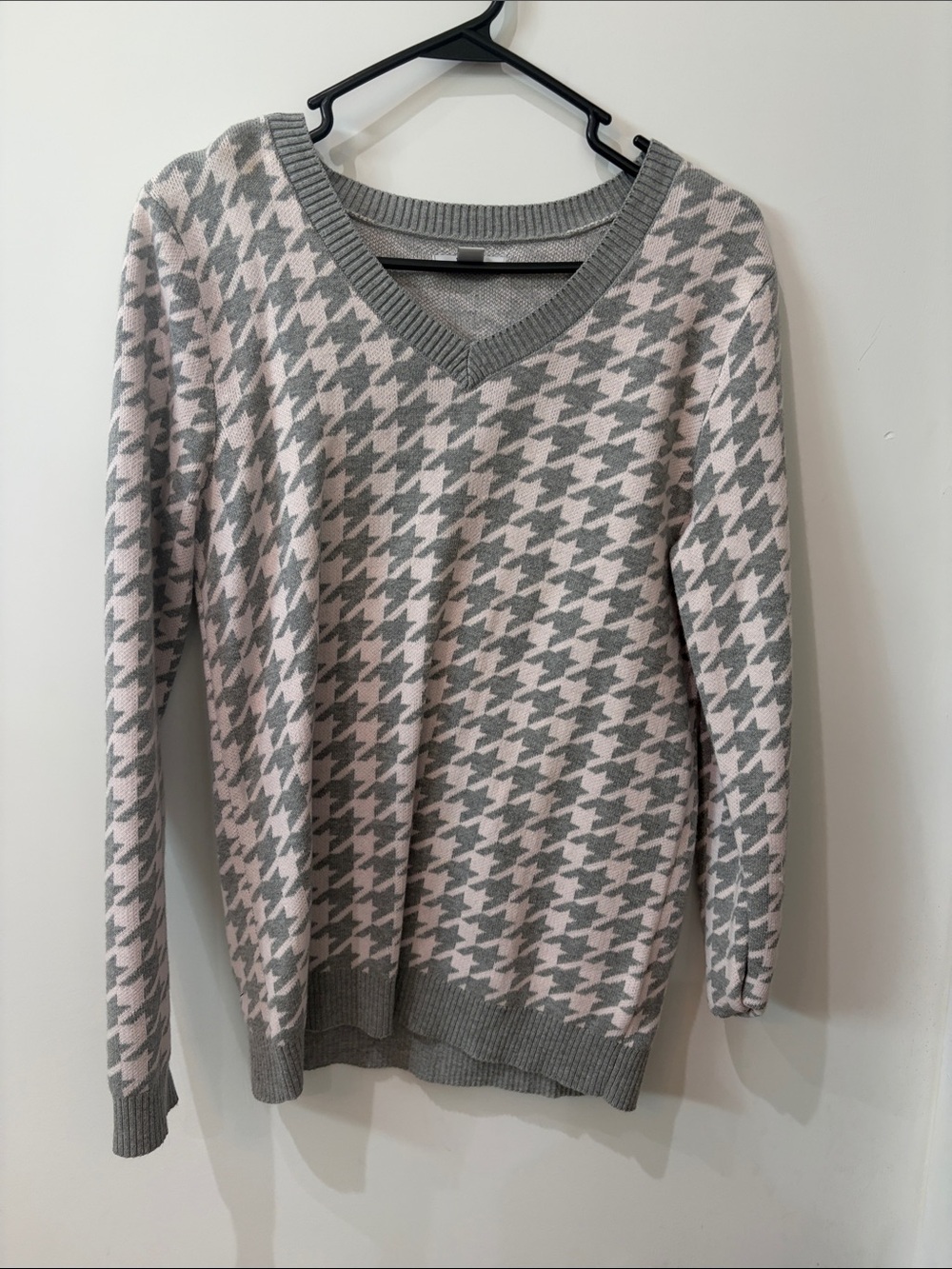 croft & barrow Pink & Gray Houndstooth V-Neck Sweater